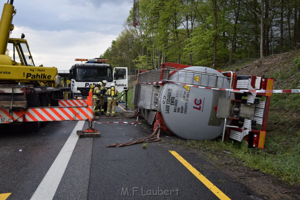 VU Gefahrgut LKW umgestuerzt A 4 Rich Koeln Hoehe AS Gummersbach P360.JPG - Miklos Laubert